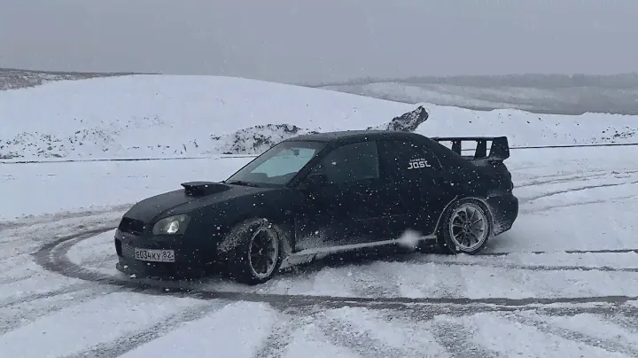 Дрифт по снегу на Субару Импреза WRX 2003